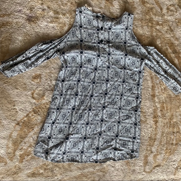 UO “staring at” open shoulder top XSQ - Picture 3 of 4